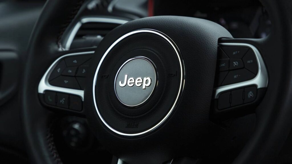 Volante e interior de um carro Jeep