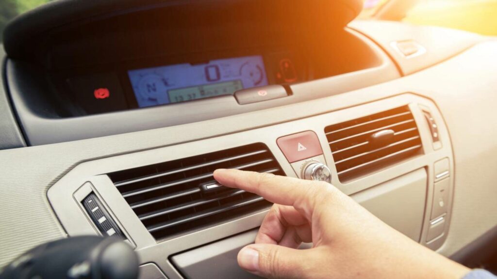 Por que você nunca deve ligar o ar-condicionado assim que entra no carro quente