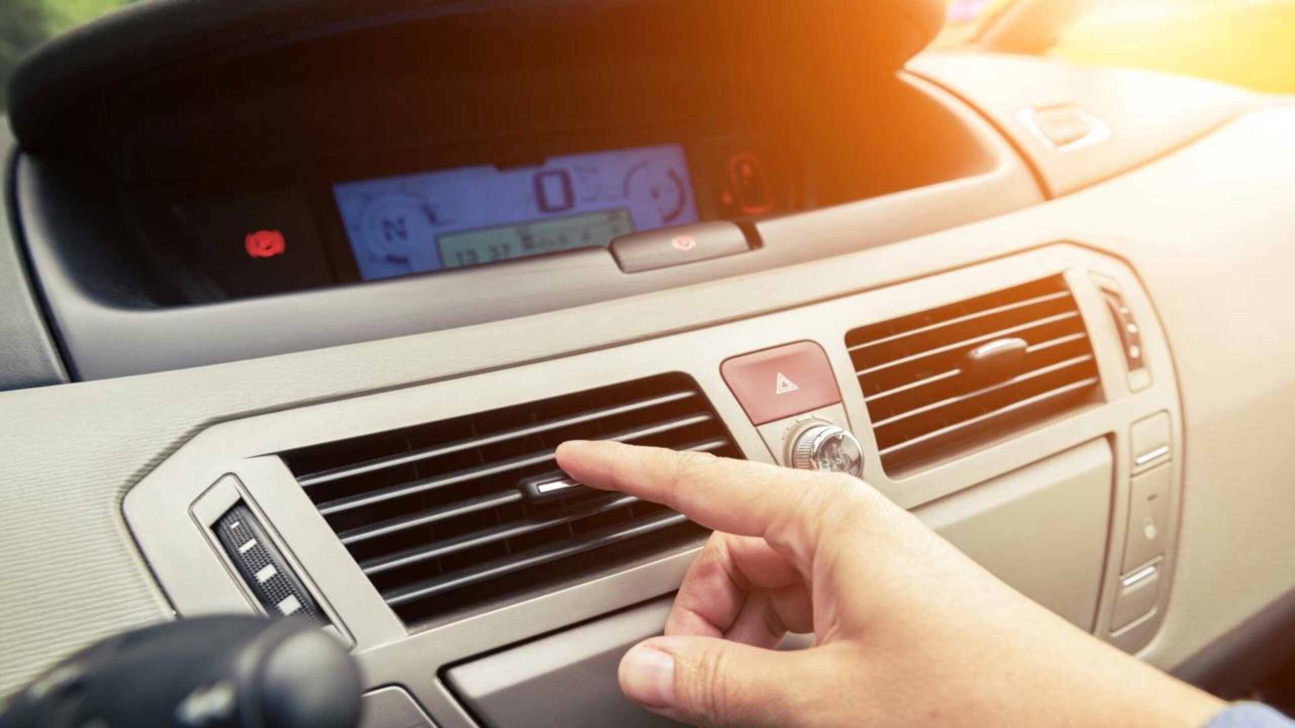 Por que você nunca deve ligar o ar-condicionado assim que entra no carro quente