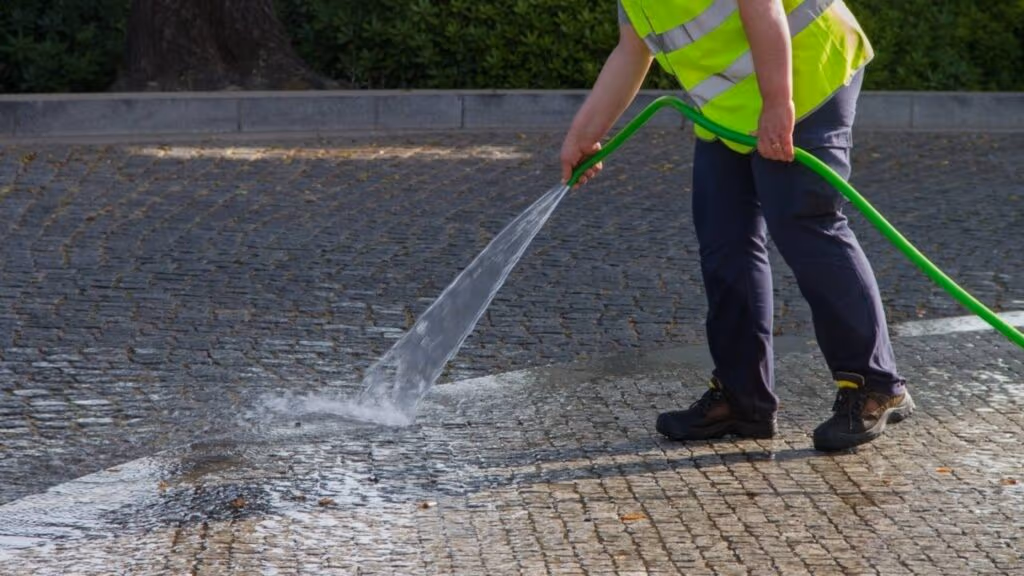 É proibido jogar água na calçada durante o calor ou isso depende da cidade