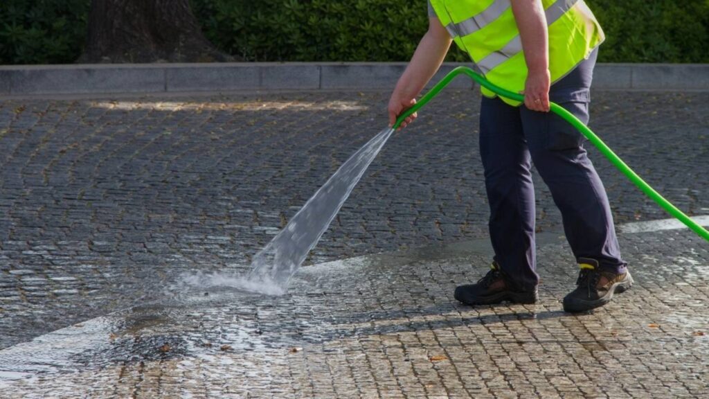 É proibido jogar água na calçada durante o calor ou isso depende da cidade