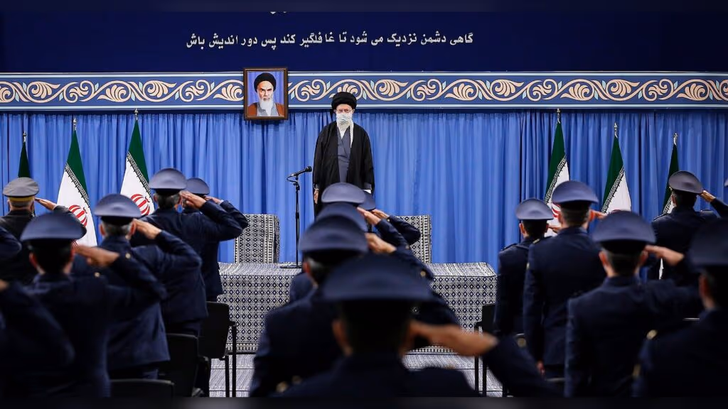 Irã anuncia líder supremo interino após morte de Khamenei