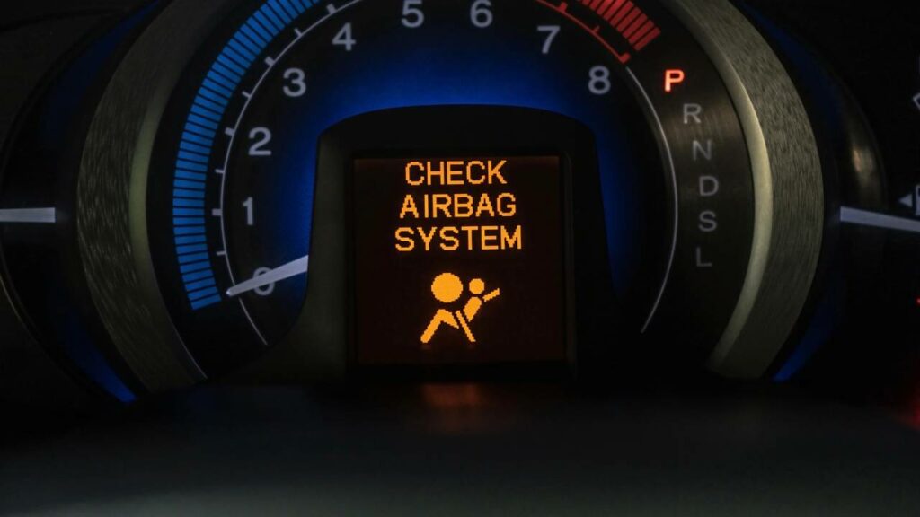 Painel e airbag de carro, destacando como equipamentos de proteção aumentam a segurança e influenciam o preço do veículo.