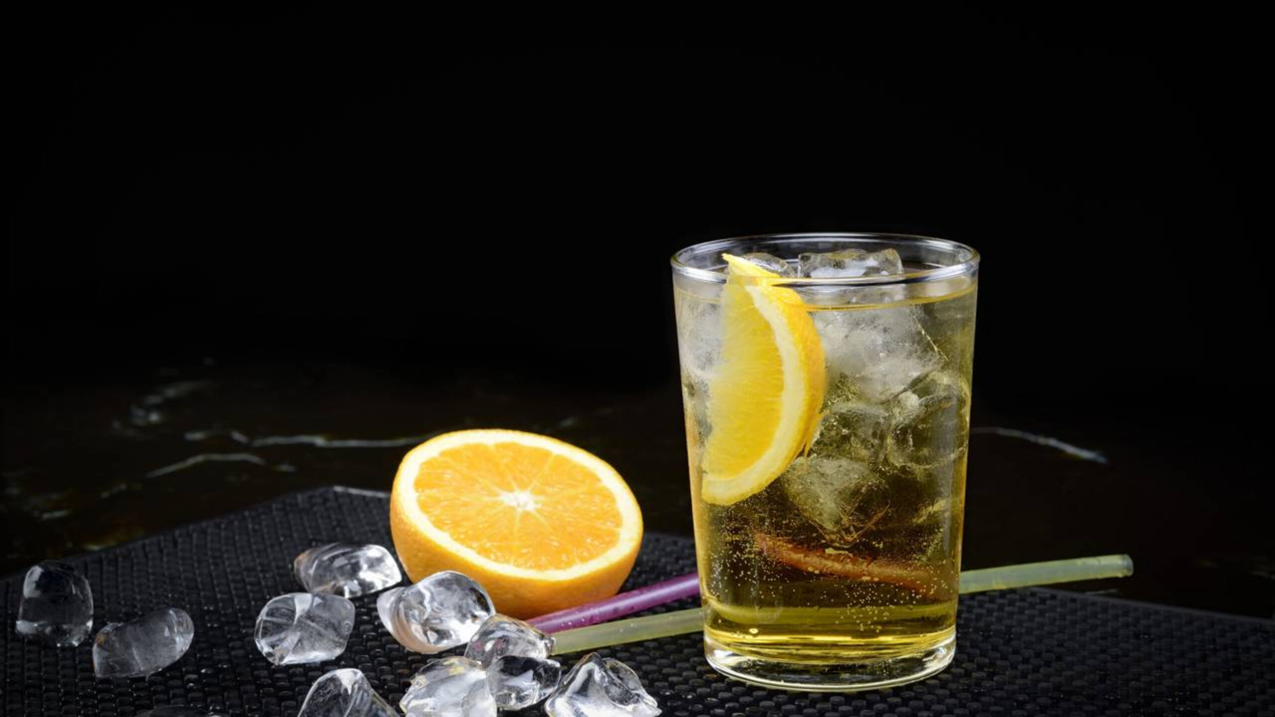 O real problema de misturar álcool com energético e por que essa combinação engana o corpo