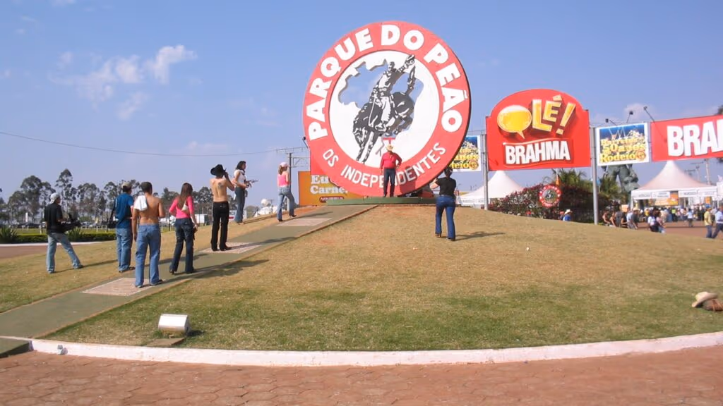 Quase um milhão de pessoas transformam a Capital do Rodeio no maior espetáculo sertanejo do país