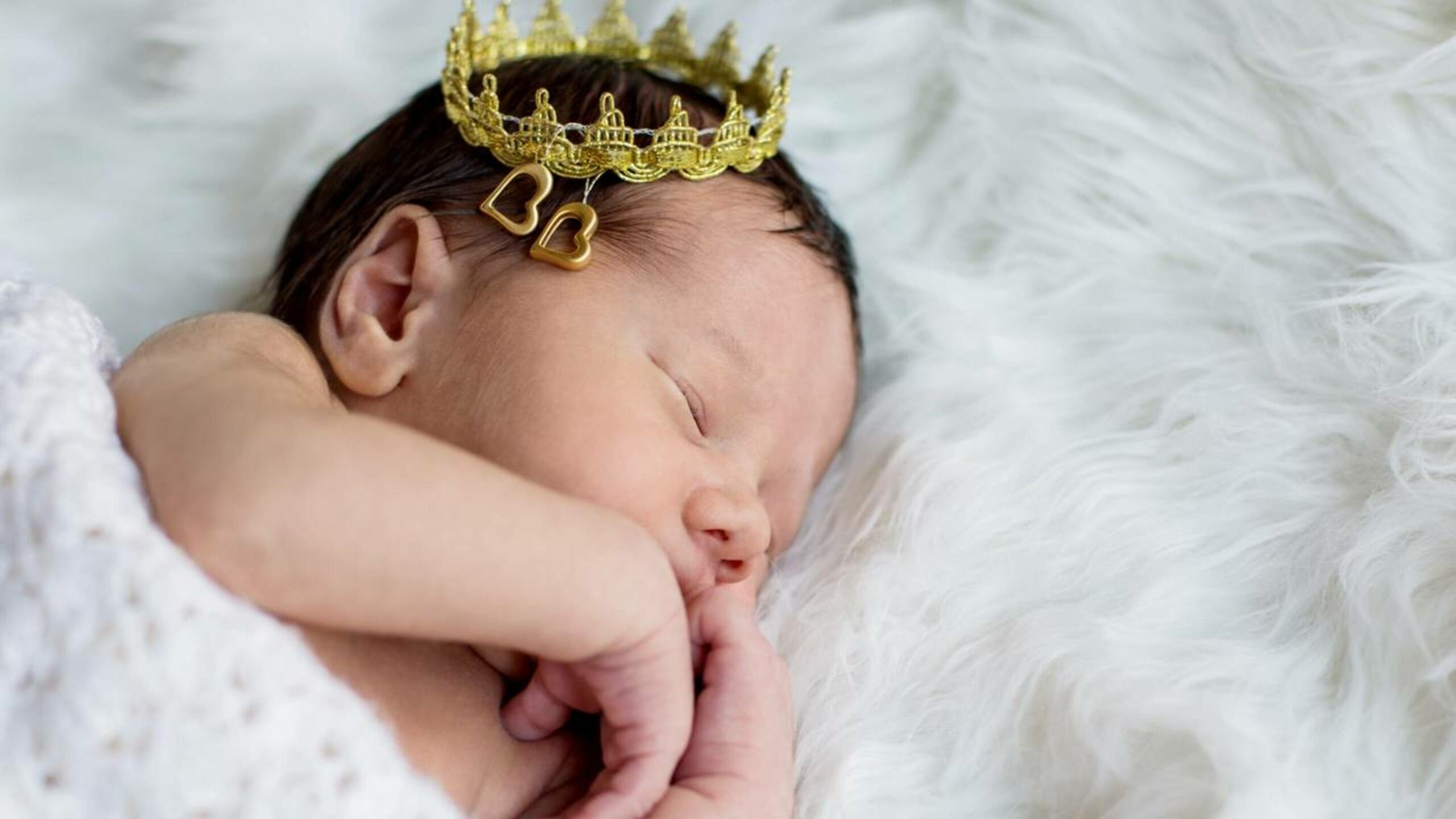 Nomes para seu bebê inspirados no brilho do ouro e da prata