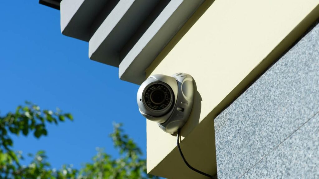 O que diz a lei sobre câmera voltada para a rua na fachada da casa e os limites legais