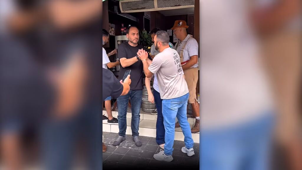 Carlos Bolsonaro exalta tias do zap e tios do churrasco