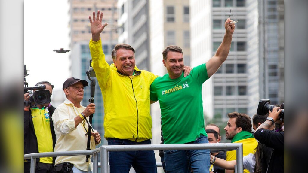 Bolsonaro está com rim sobrecarregado, diz Flávio