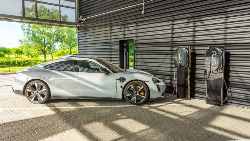 Por que veículos antigos estão disparando de preço enquanto os novos só desvalorizam