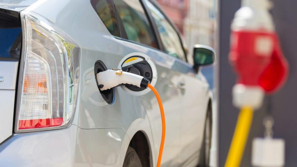 Adeus oficinas? Carros elétricos chegam com capô lacrado e transformam a forma de fazer manutenção