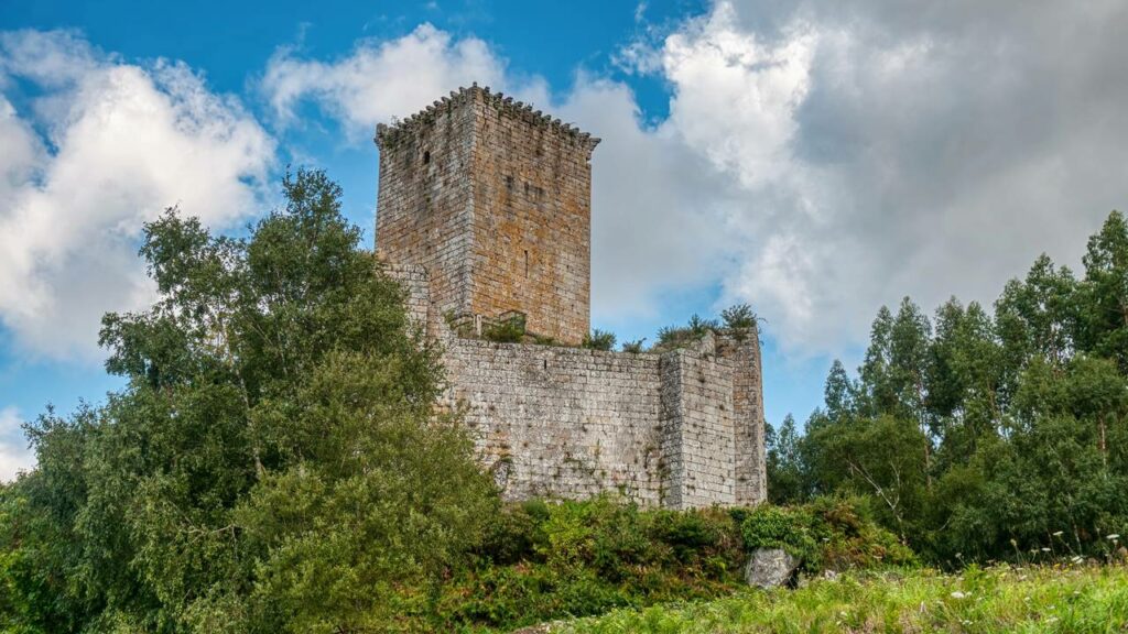 O castelo misterioso do século 18 construído por uma mulher solitária intriga até hoje
