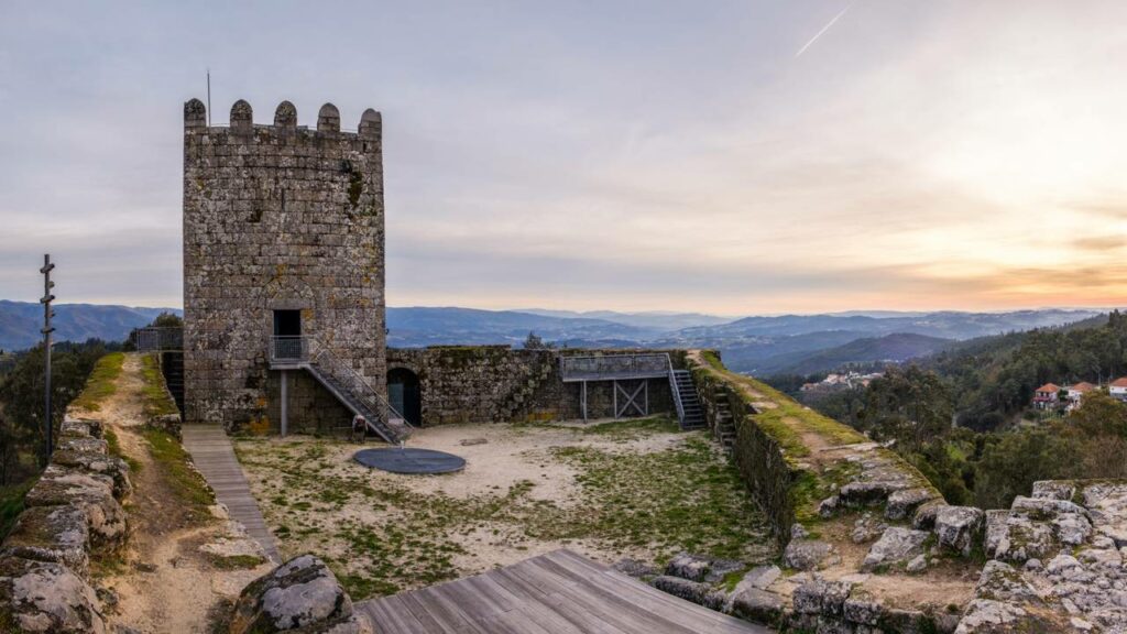 O castelo misterioso do século 18 construído por uma mulher solitária intriga até hoje
