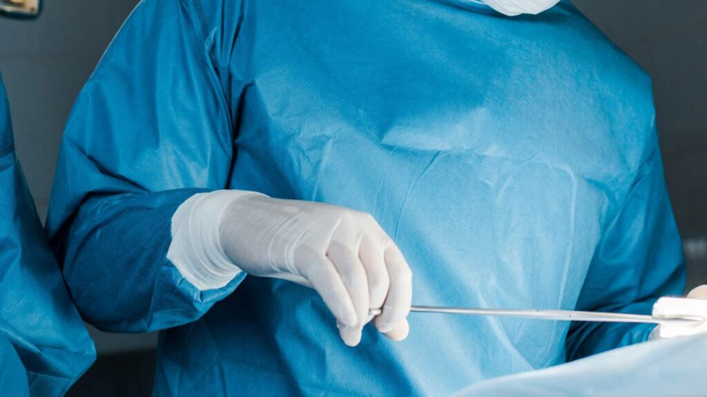 Médico viajou para a África para operar mais de 100 crianças gratuitamente: “Eles me fizeram sentir que eu servia para alguma coisa na vida”