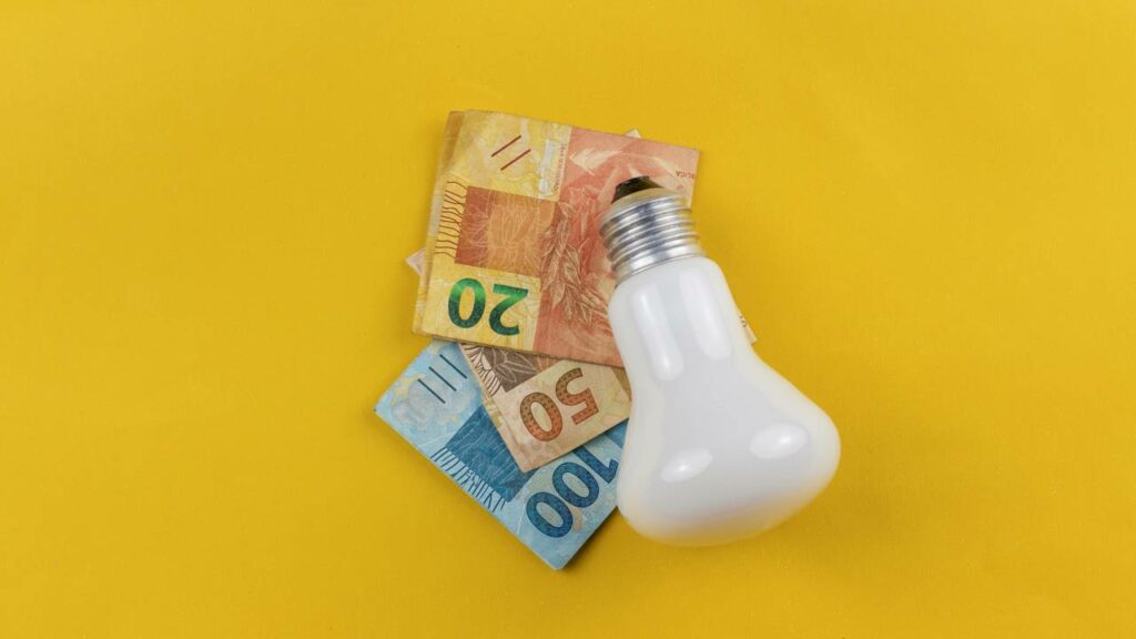 Como economizar energia elétrica residencial com hábitos simples que reduzem a conta no fim do mês