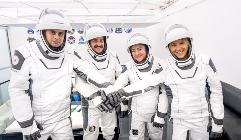 Missão Crew-12 retoma força total da Estação Espacial após evacuação histórica