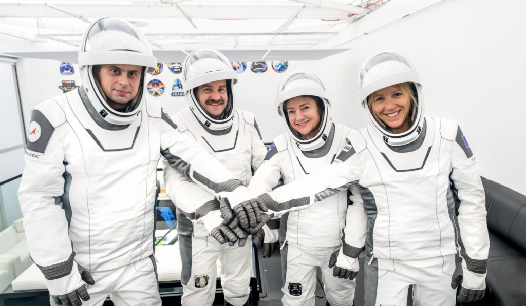 Missão Crew-12 retoma força total da Estação Espacial após evacuação histórica