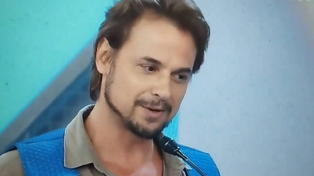 Ao vivo, Daniel Erthal implora por emprego no SBT