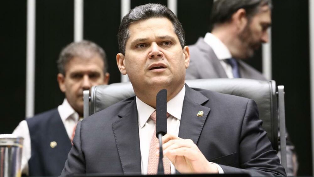 Congresso não abrirá mão de suas prerrogativas e autoridade, diz Alcolumbre