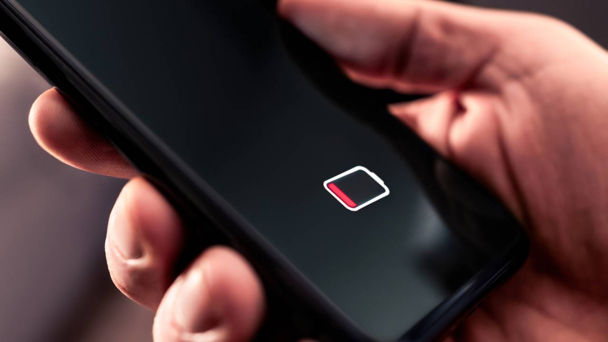 3 configurações ocultas que drenam a bateria do celular e exibem anúncios sem você perceber