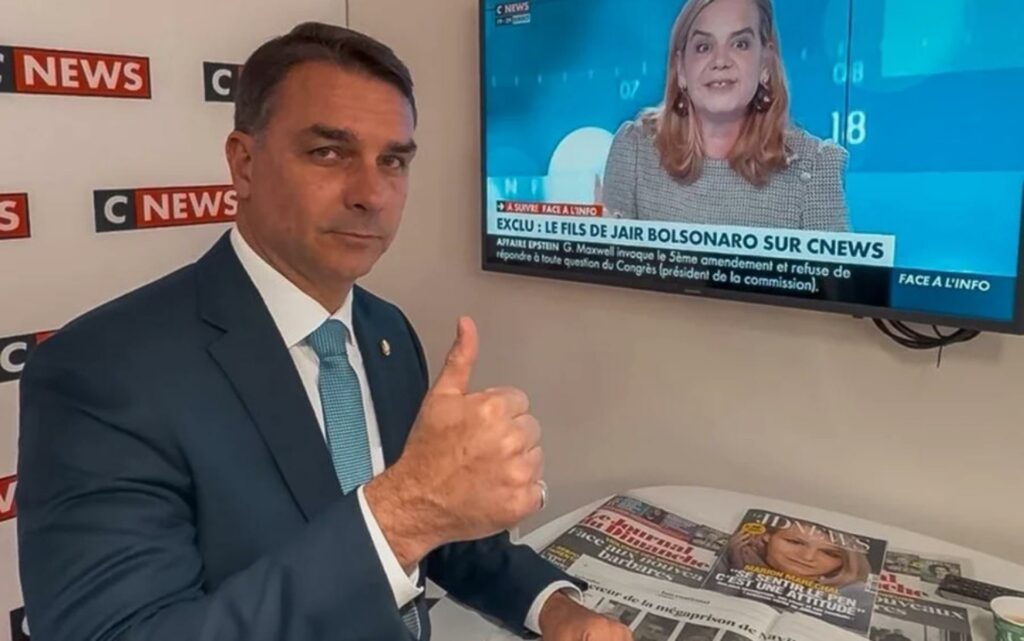 Flávio Bolsonaro critica Lula e faz ataque direto a Macron em canal francês