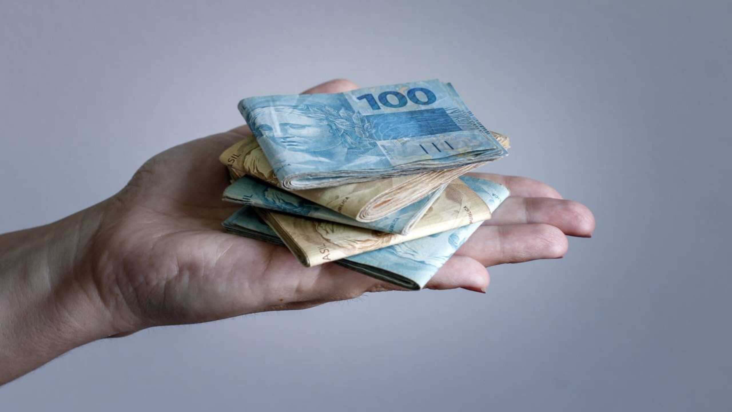 Por que fevereiro é o mês em que mais brasileiros entram no cheque especial