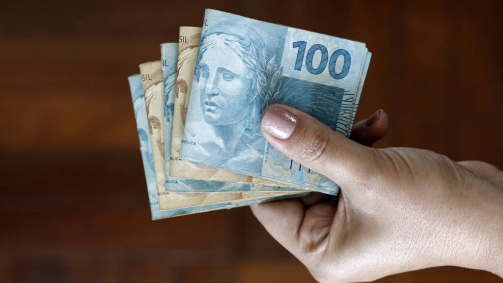Por que fevereiro é o mês em que mais brasileiros entram no cheque especial