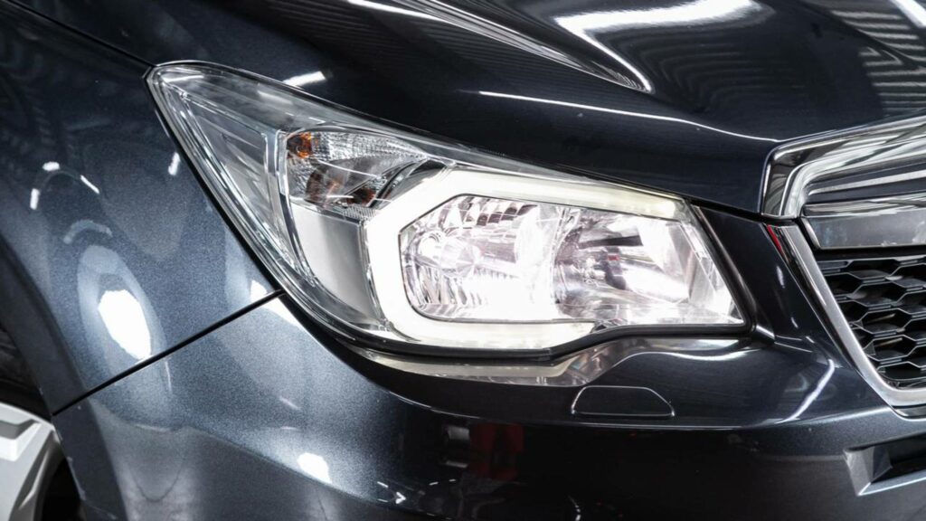 Luz de LED no farol original parece upgrade, mas pode virar autuação se estiver fora do padrão