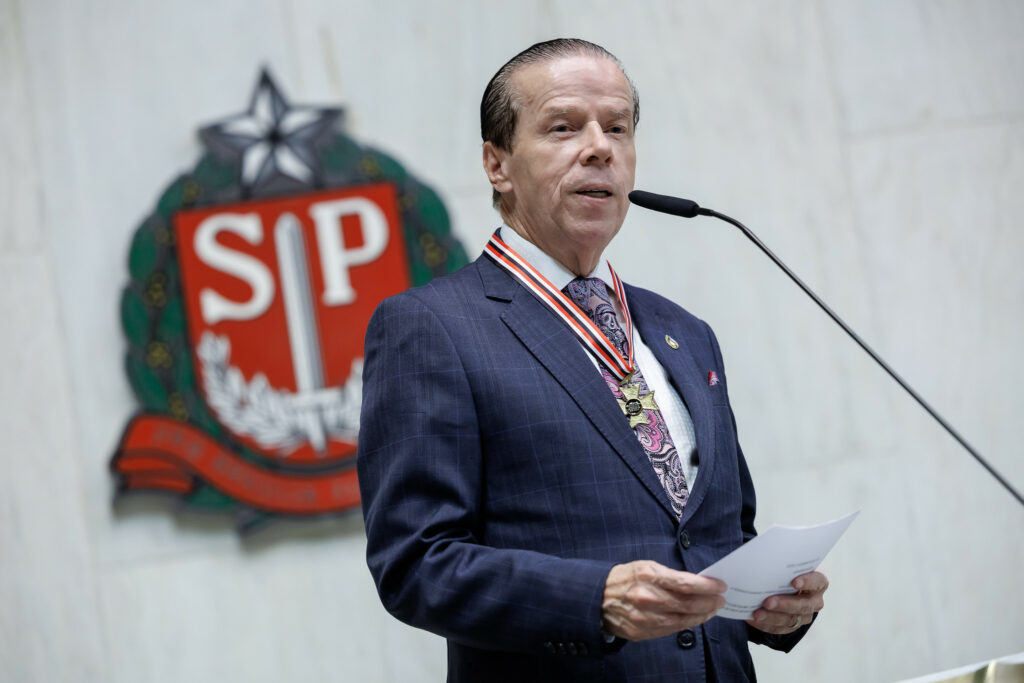 Pastor “prevê” câncer na garganta a foliões da Acadêmicos de Niterói