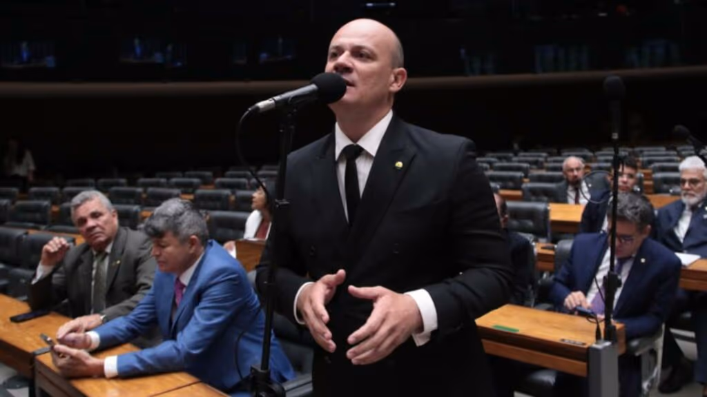 STF faz “blindagem escancarada”, diz líder da oposição após operação da PF