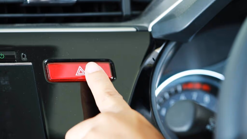 Motoristas que utilizam o pisca-alerta para tentar impedir infrações certamente não conhecem o art. 40 do CTB