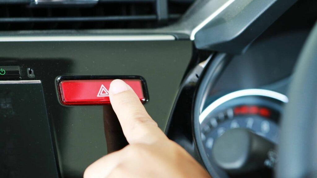 Pisca-alerta no trânsito pode ganhar regra clara e reduzir autuações e batidas em rodovias