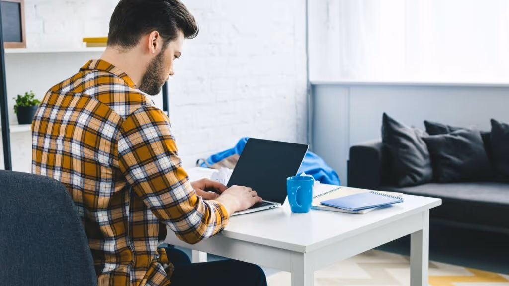 As dores silenciosas do trabalho remoto: por que seu corpo e mente estão pagando o preço do home office