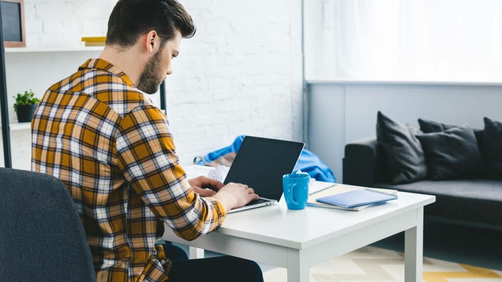 As dores silenciosas do trabalho remoto: por que seu corpo e mente estão pagando o preço do home office