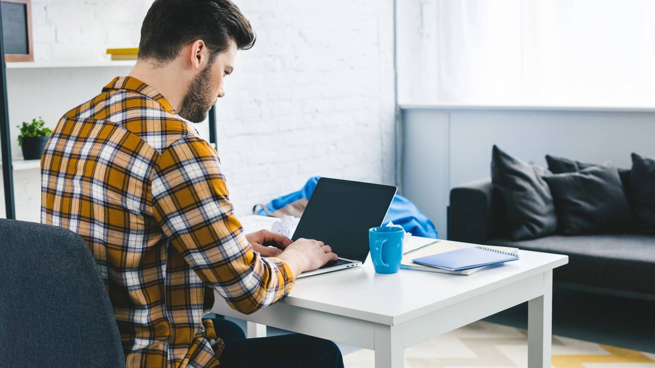 As dores silenciosas do trabalho remoto: por que seu corpo e mente estão pagando o preço do home office