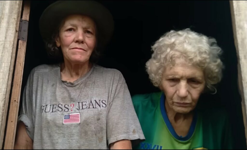 A história de duas irmãs, de 72 e 73 anos, que vivem sozinhas em uma floresta sustentável com plantas medicinais no Brasil