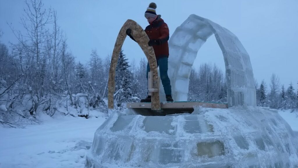 Homem constrói incrível iglu de dois andares a -43 °C