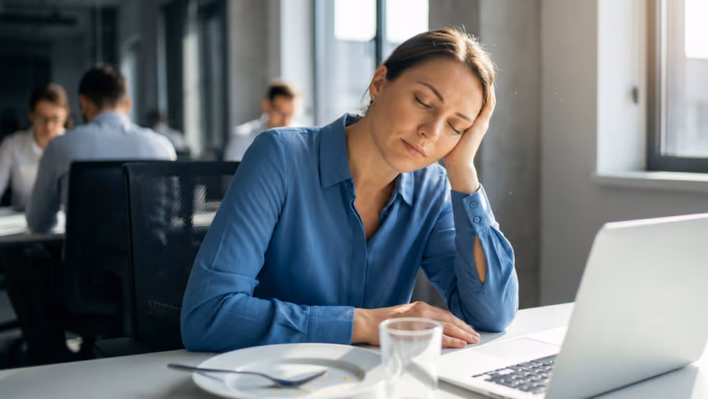 Sentir sono depois do almoço não é preguiça e a ciência explica