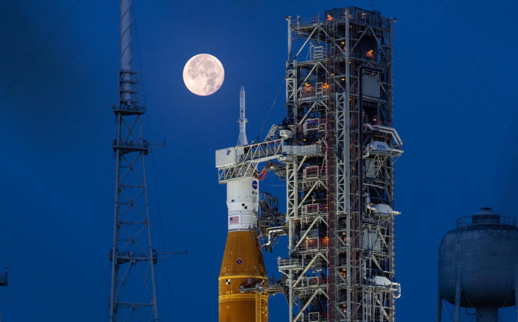 NASA adia missão tripulada à Lua após vazamentos de combustível no foguete