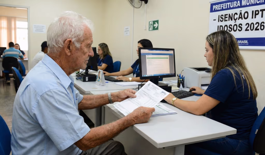 Isenção do IPTU para idosos em 2026 pode zerar o imposto e aliviar o orçamento mensal