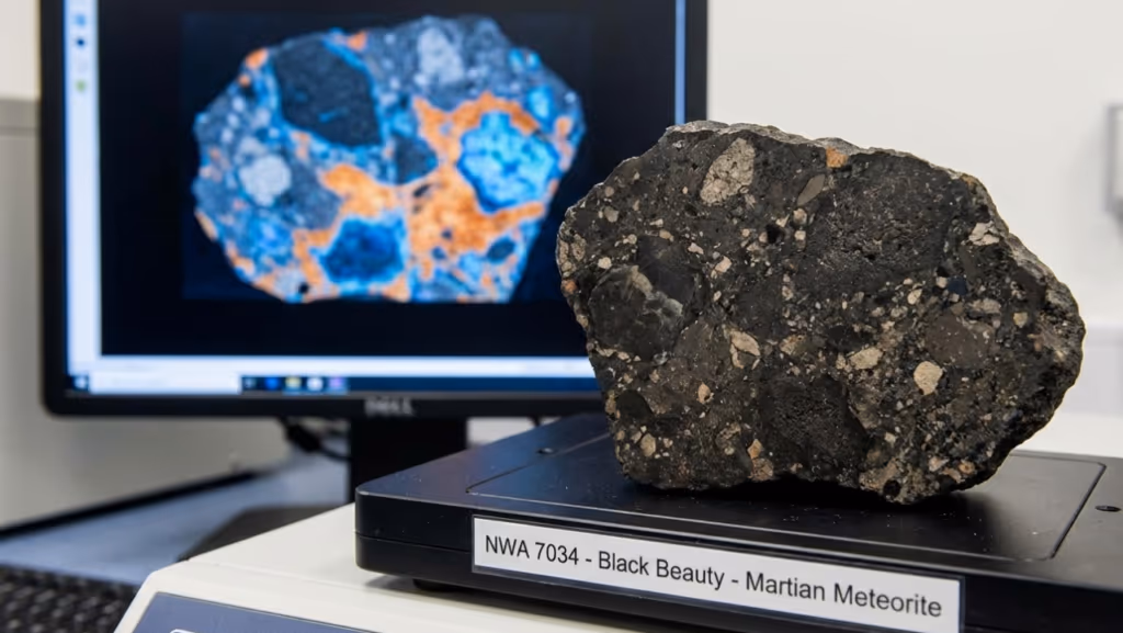 Cientistas analisam rocha negra de Marte e fazem descoberta surpreendente