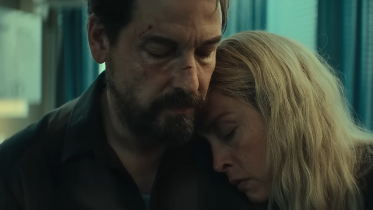 Unfamiliar vira fenômeno na Netflix ao transformar uma família comum em alvo de uma fuga desesperada