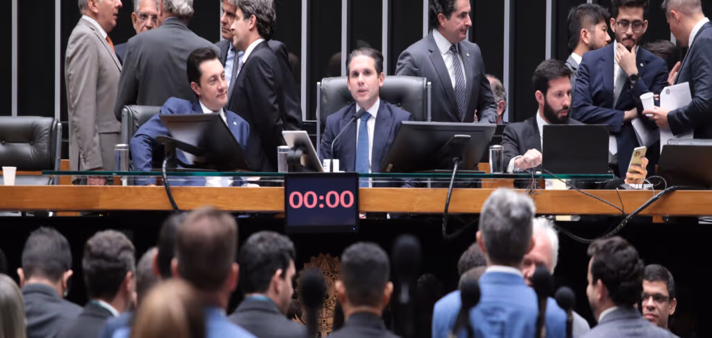 Projeto antifacção passa na Câmara com penas de até 40 anos