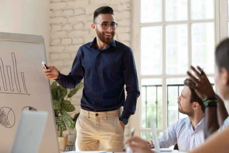 Neuro-storytelling na liderança: 7 formas de transformar metas em narrativas que geram engajamento