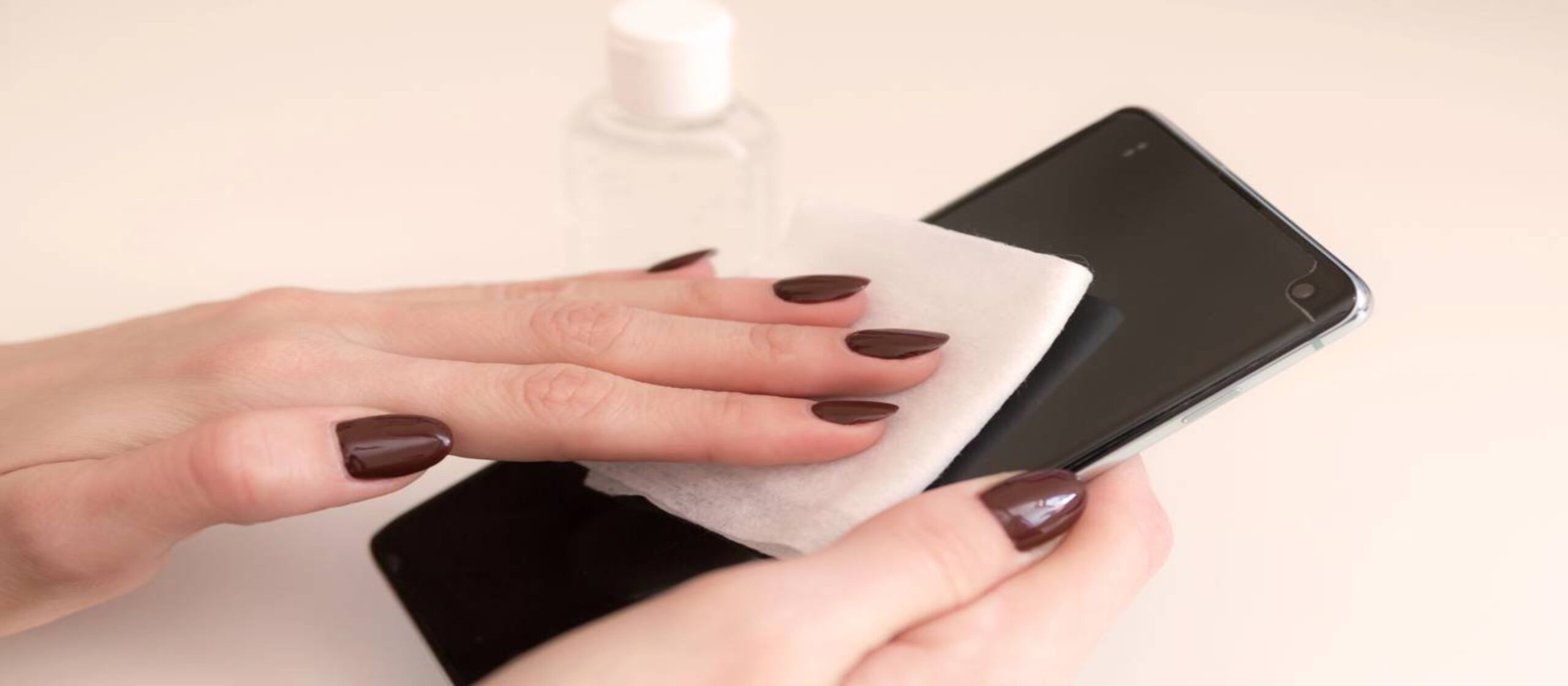 Como limpar a tela do celular do jeito certo sem correr o risco de danificar o vidro ou o touch