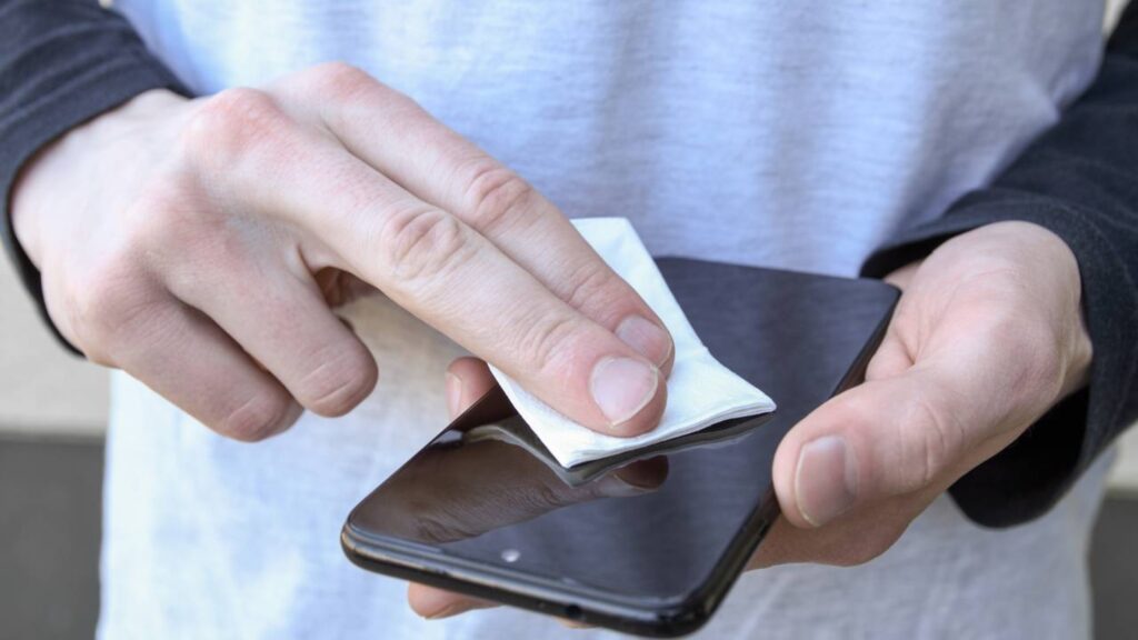 Como limpar a tela do celular do jeito certo sem correr o risco de danificar o vidro ou o touch
