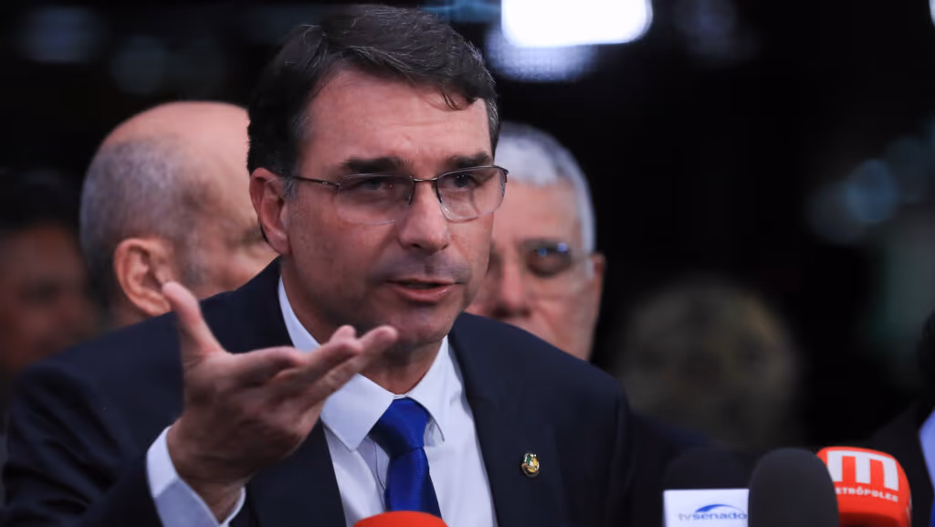 Flávio Bolsonaro pressiona Lula por sanção da Lei Antifacção