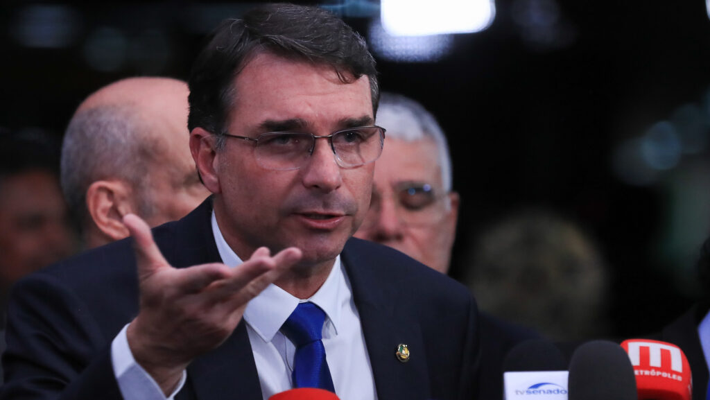 Flávio Bolsonaro pressiona Lula por sanção da Lei Antifacção