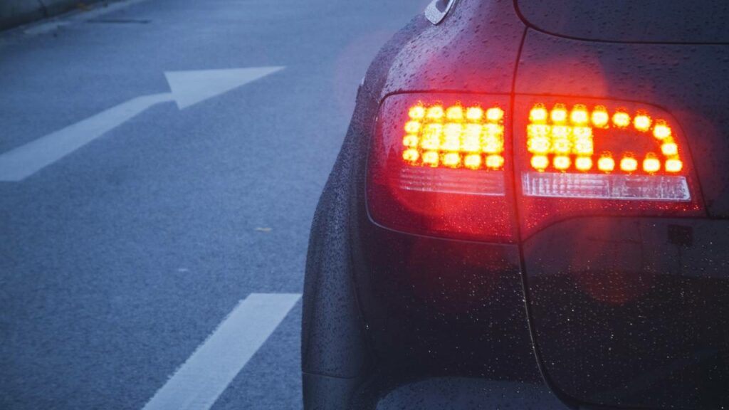 Novas regras para motoristas a partir de 7 de julho exige que os carros sejam equipados com nova luz de freio