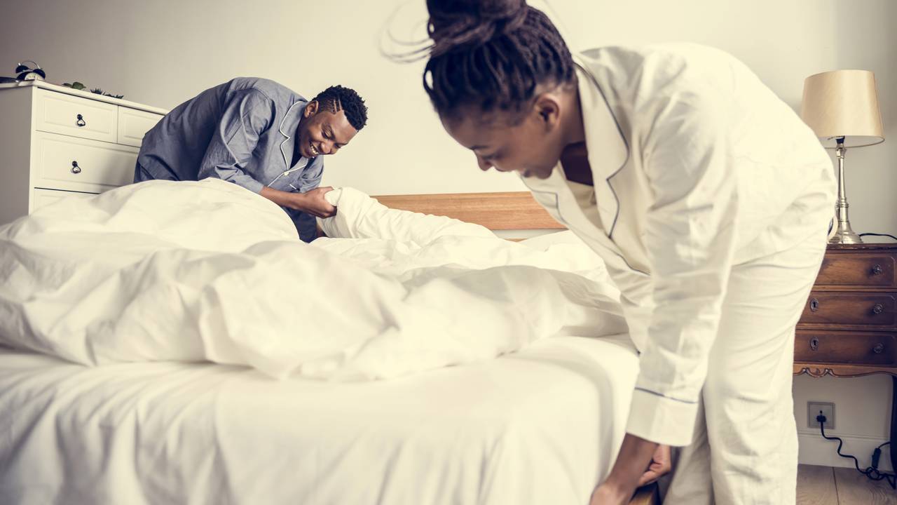 Por que não devemos arrumar a cama imediatamente após acordar?